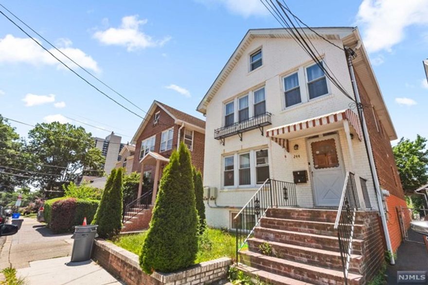 Beautiful 2 bed, 2 bath unit featuring cherry hardwood floors throughout. Enjoy a spacious kitchen, dedicated laundry room, and basement. Everything has been updated a few year ago. Located in an amazing area near NYC transportation, close to Abbott Blvd, and just minutes from Fort Lee Downtown. Don't miss out on this fantastic opportunity!