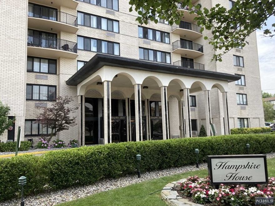 Large studio apartment on the 19th floor with great views of Fort Lee. The building is located near NJ Transit transportation to New York City. Shuttle transportation from Constitution Park (8 minutes' walk from building) to Columbia's Medical Center and Morningside Campus. Close to shopping and restaurants in the center of town. Rental includes basic cable, gym, outdoor pool and 24hr doorman.