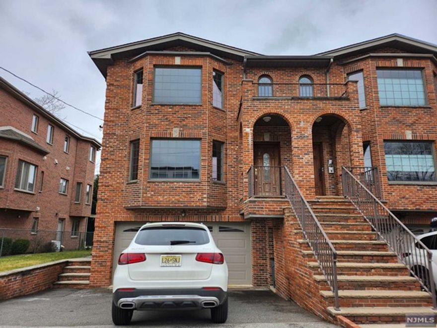 PRIME LOCATION! BEAUTIFULLY RENOVATED OVERSIZED (75X100) DUPLEX. SUNNY AND BRIGHT ALLDAY. A LOT OF NATURAL LIGHTING. OPEN LAYOUT ON THE 1ST FL WITH SPACIOUS KITCHEN AND DINNING. NEW GRANITE COUNTERTOP, BACKSPLASH AND APPLIANCES. CROWN MOLDING. HARDWOOD FLS. SKYLIGHTS IN HALLWAY AND BATHRM. HUGGY 3 BEDRM IN 2ND FL. NEAR TO NYC BUS STOP.