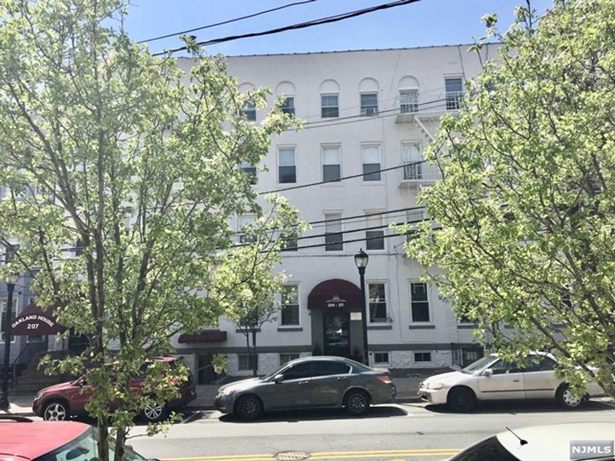 One bedroom apartment with office/den. Situated directly in the center of the best Union City has to offer - NYC transportation 1.5 blocks away, Bergenline Ave. Light rail 2 blocks away, grocery store 1 block away and surrounded by shops, restaurants and businesses.