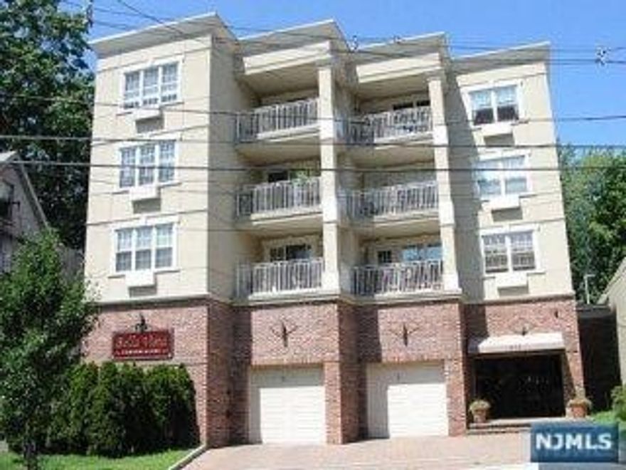 Young Bright and 1094 SQ. specious 2 bedroom condo, L-shaped living room and formal dinning room,Beautiful bamboo hardwood floor through out, washer/dryer in the unit.2 car reserved parking spaces, Nice and cleaned elevator building in center of Cliffside park, Walk to shopping,Schools, Very easy to reach NYC public Transpotation.