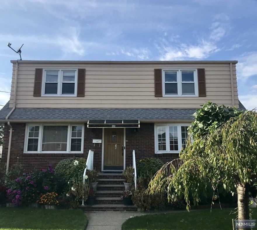 Spacious 2 bedroom apartment on the 2nd floor of 2 family home. Tenant pays all utilities. Street parking with town permit.