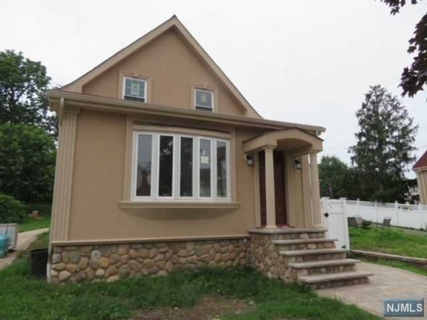 HOUSE FOR RENT 3 BR - 2.5 BATH - COMPLETELY RENOVATED - AVAILABLE FEB 1ST