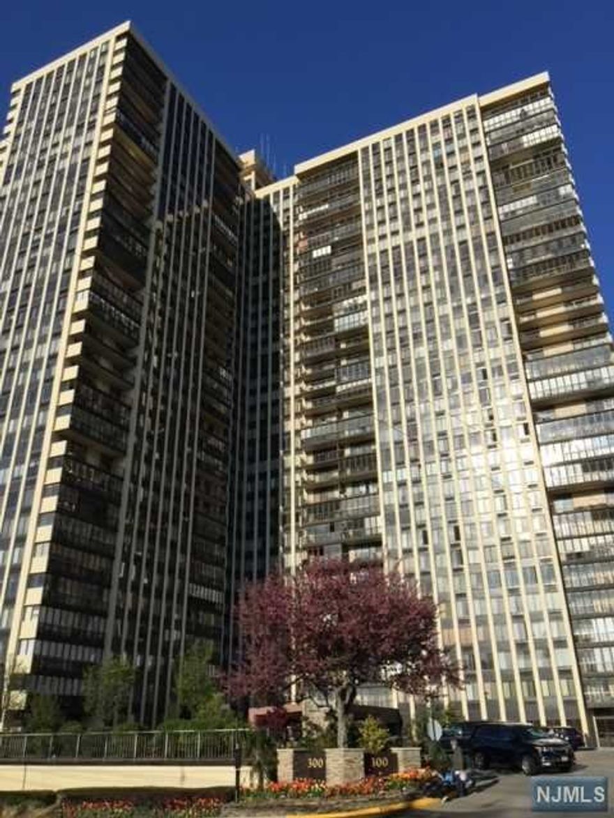 300 Winston Towers! TOP OF THE WORLD *Largest 2BR/2Bath (C)line on 31st Fl! This spacious unit boasts 1644 sq ft including terrace! Enjoy Magnificent FAR-REACHING Sunset Views in a top-rated & newly renovated Building with 24 hr doorman, pool, tennis, Cable TV Package, HiSpeed Internet, playgrounds, pickle ball, basket ball, tot rm & more! Don't pass up this opportunity to make this your home! Renovations needed & Priced to SELL! Parking: $70 one car/ $125 tandem space. Fitness Center coming soon. NO Assessments! This unit is to be sold "AS IS."