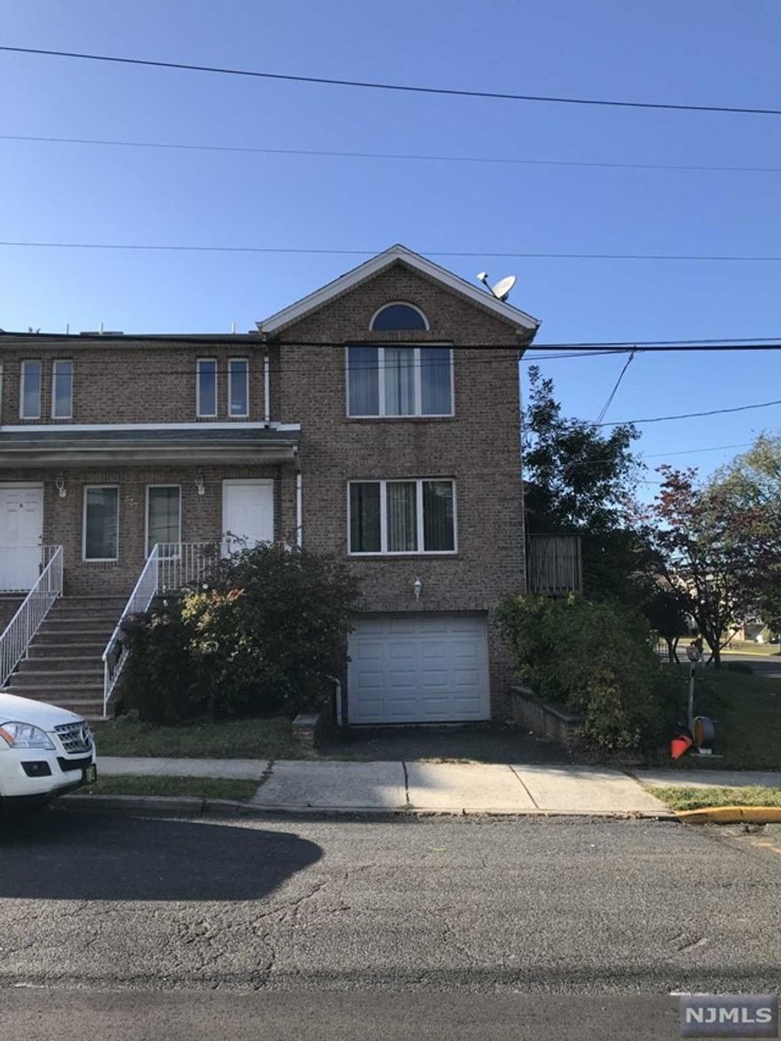 Very close to elementary school and Broad ave, located on corner of 3rd and E Palisades Blvd. Newly updated kitchen with new appliances. 1 car garage and driveway. All hardwood floor. Washer/Dryer in basement and possible 4th bedroom with separate entrance.