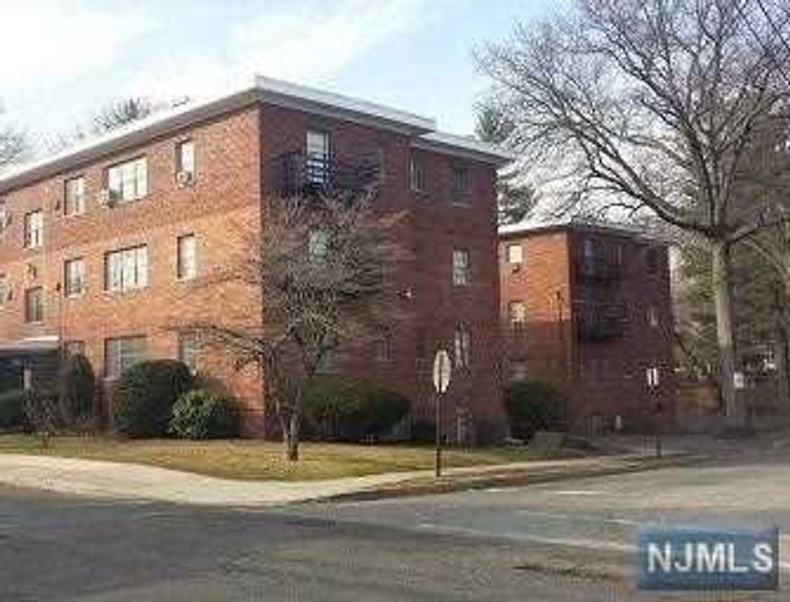 Ground floor easy access apartment available for immediate occupancy. 1br 1bth clean and spacious apartment. walking distance to downtown westwood where you can shop, grab a coffee and take a nice stroll to the park. Also close proximity Train and bus transit. Convenient location in a great town!