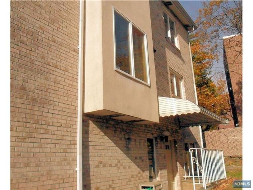 Oversized, spacious Triplex. Move-in Condition. Hardwood floorings. 2 oversized garages. skylites and high ceilings, walk to shopping, transportation, park and school. Owner request NTN credit report to be paid by Tenant.