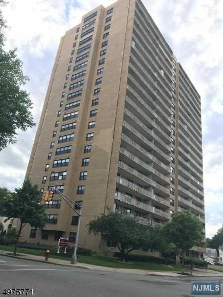 Move-in Ready Bright Clean &spacious Studio on 7th floor w/ Elevator. BedRoom w/new rug, (wall separates Open floor plan). Gourmet Kitchen, LivRm, Din combo. Full Bath. Electricity, Heat & Water included. Hrdw/ floors. Storage & closets. Outdoor Pool. Parking in lot, 24hr concierge, Laundry onsite .$475 a month for monthly fees. Conveniently located near schools, shopping, transportation(3 Blocks to train),worship,restaurants,St Marys Hospital few blocks away, Commuters Delight.