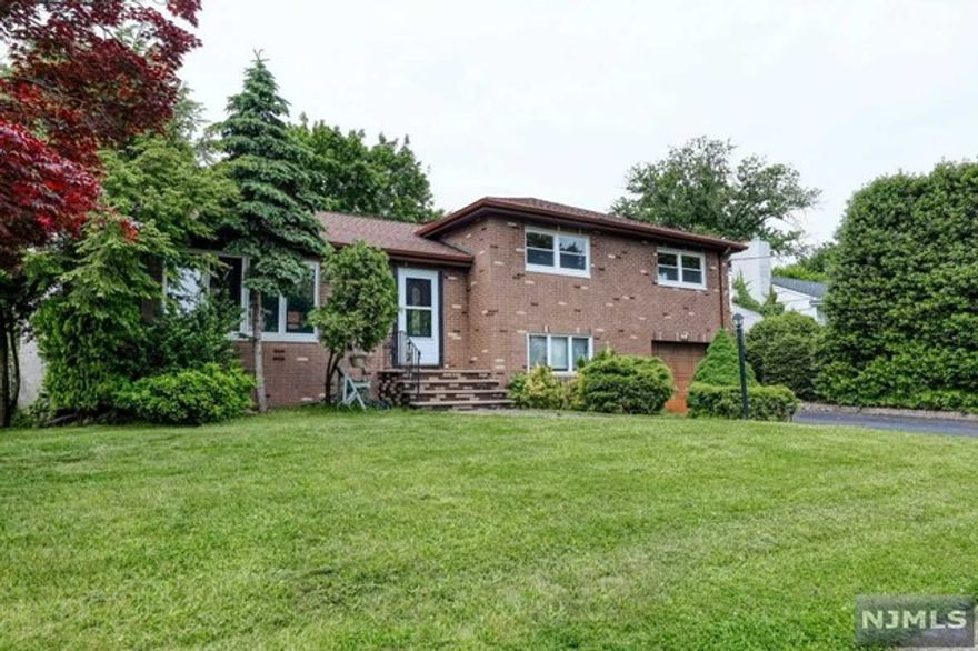 GORGEOUS EXPANDED BRUNETTI S/L HOME LOCATED ON ONE OF THE TOWN'S MOST DESIRED AREA, THIS HUGE 5 BEDROOMS, 3.5 BATHS HOME LOCATED IN THE RADBURN SCHOOL DISTRICT HAS LOTS OF LIVING SPACE, HOME HAD BEEN EXPANDED WITH A VERY LARGE TWO FLOORS ADDITION CREATING A LARGE REC ROOM ON THE GROUND FLOOR AND A LARGE MASTER BEDROOM/BATH ABOVE ON THE SECOND FLOOR! ROOF, WATER HEATER, AIR CONDITIONING, FURNACE AND WINDOWS ARE NEWER,