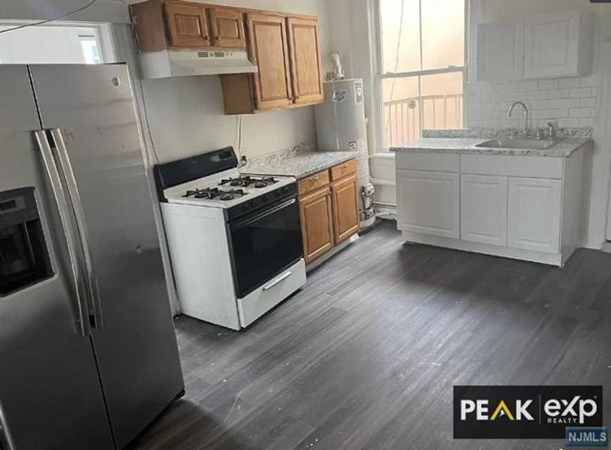 Welcome to your new home nestled in the vibrant neighborhood of Dayton Ave in Clifton! This delightful 3-bedroom, 1-bathroom residence offers the perfect combination of comfort and convenience. Don't miss out on the opportunity to make this charming home yours! Schedule a viewing today and experience the best of Clifton living.