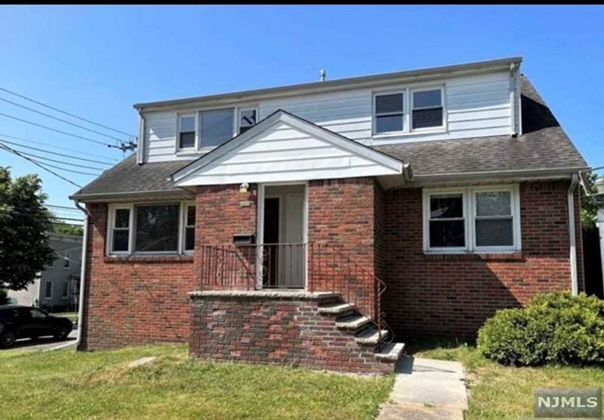 Beautiful, freshly painted, sun lit two bedrooms apartment in Ridgefield. features 2 bedrooms and 1 full bathroom. unit include new stainless-steel appliances and hardwood floors throughout. Backyard Access. Ideal location, centrally located. Ridgefield High School is only blocks away. There is a park located across the street; stores, places of worship and transportation are also extremely close by. Don't miss out on this opportunity!