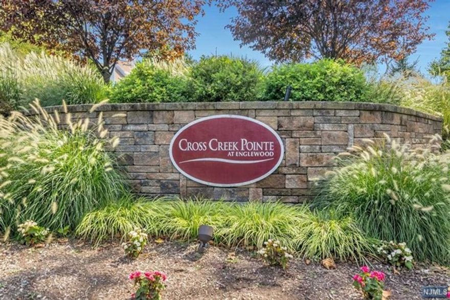 Simply stunning 1bed with loft. Bright and sunny all day. Unit has newer bath, updated kitchen and bonus loft area with versatile uses. Fireplace and full size washer dryer in unit. Pool, tennis and plenty of parking!