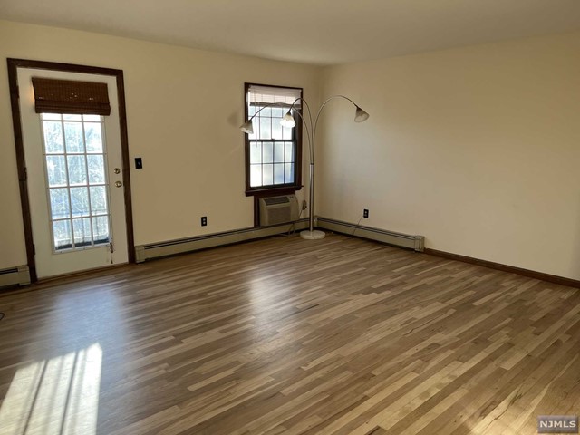 Wood Ridge, New Jersey 07075, United States, 1 Bedroom Bedrooms, ,1 BathroomBathrooms,Residential,Active,35352