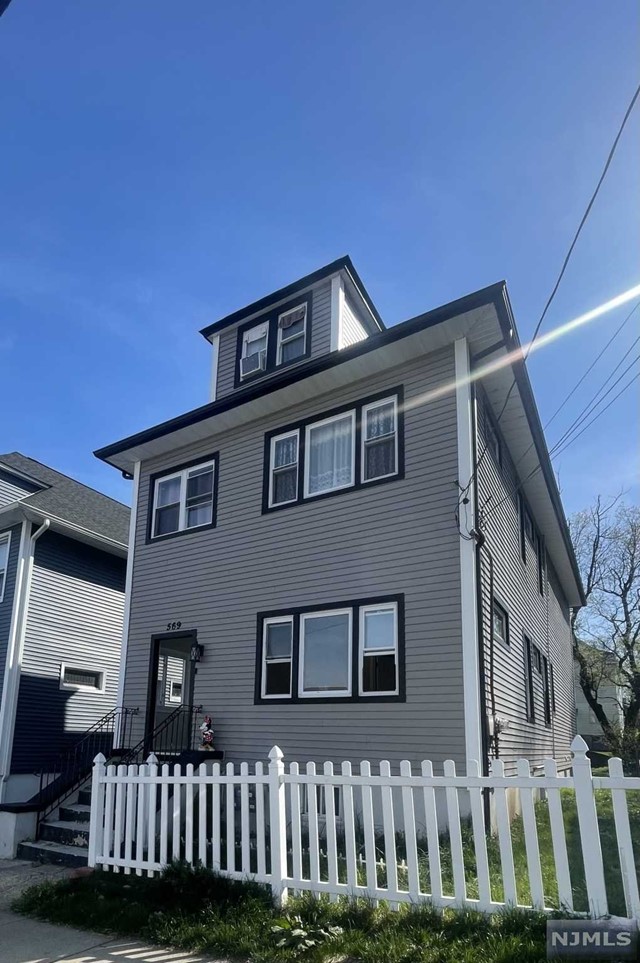 This first floor apartment boasts three bedrooms, one bathroom, high ceilings, and a spacious kitchen. Its airy atmosphere and ample natural light create a bright and inviting space. Conveniently located near schools, parks and supermarkets, it offers the perfect blend of comfort and accessibility.