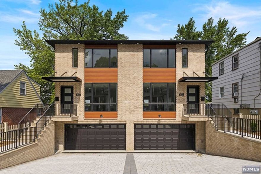 BEAUTIFUL NEW CONSTRUCTION DUPLEX IN PALISADES PARK - FACING EAST - CENTRAL A/C - SPECTACULAR SUNSET VIEWS FROM MASTER BEDROOM - PRIVATE TERRACE OFF MASTER BEDROOM - SPA LIKE MASTER BATH - HARDWOOD FLOORS - CHEFS KITCHEN WITH CUSTOM CABINETRY - GAS FIREPLACE - GREAT LOCATION AND BRAND NEW!
