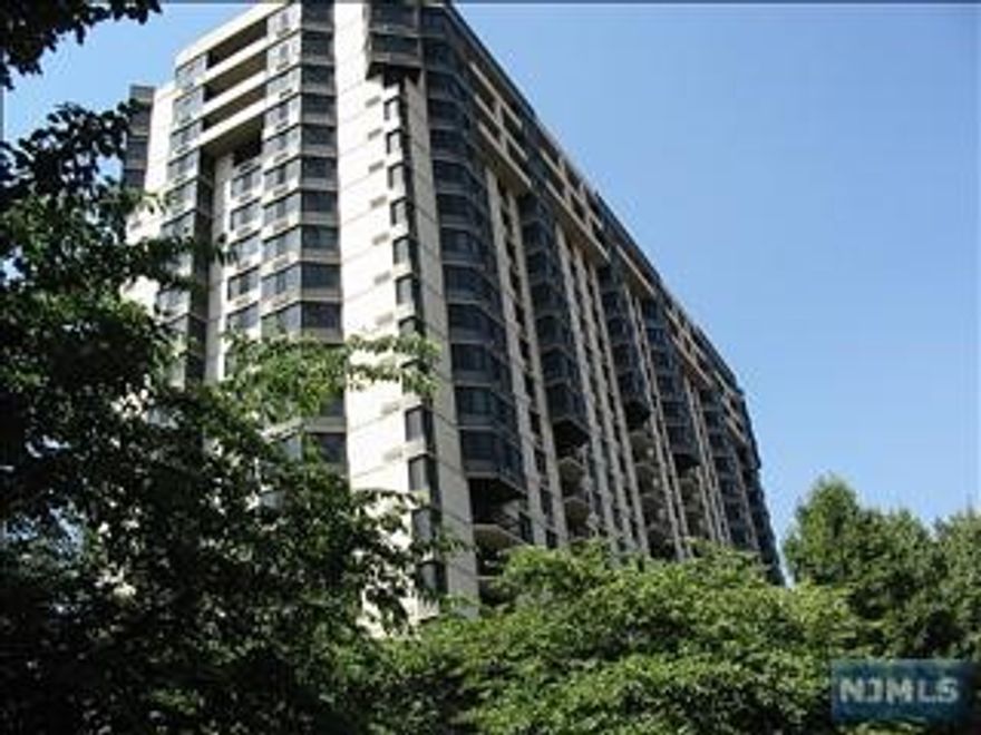 LARGE,(1,662sqft) LUXURY HIGHRISE Remodeled, 2 BR 2 Full Bath, Bright, sun-filled East exposure. Living room has bay window. Use of Pool, gym, one indoor parking, tennis courts is included in rent. W/D in unit. 24-hr. security. Convenient to NYC bus transportation. Close to shopping center, community center and plice station.