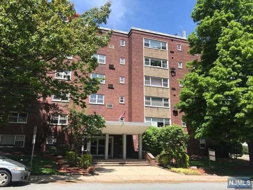 Nice and Spacious Studio in the Convenient location for NYC bus, shopping, restaurants, school, park, Maintenance fee includes heat and hot water. Minutes away from GW Bridge and major highways.