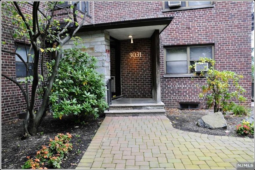 Large and renovated one bedroom unit in quiet Linwood park community. Both kitchen and bath are fully renovated with open space kit and quartz Island countertop. Hardwood floors throughout. Easy commute to NYC and close to all major highways. One block from Linwood Plaza shopping Center, H-Mart,CVS,Starbucks. Parking and cable service available for a small monthly fee. Call management for detailed application requirements.