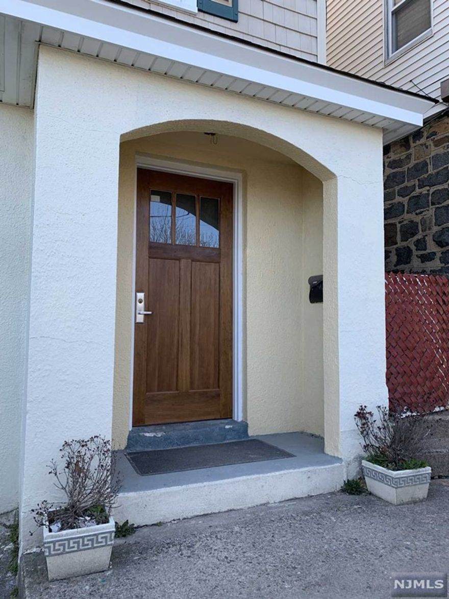 READY TO MOVE IN RENOVATED UNIT WITH OPEN LAYOUT FLOOR PLAN. HARDWOOD FLOORS THROUGHOUT. TWO SPACIOUS BEDROOMS AND BATHROOMS. IN UNIT LAUNDRY, HIGH END KITCHEN APPLIANCES, AND ONE GARAGE SPACE. VIEWS OF THE CITY FROM THE BEDROOM. GREAT FOR COMMUTERS. ONLY WATER PROVIDED BY LL.