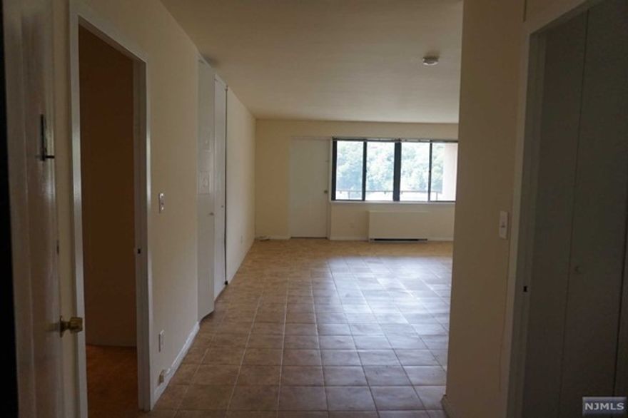 LARGE, SPACIOUS STUDIO, NEWLY RENOVATED W/ 24 HR DOORMAN, ALL UTILITIES INCLUDED, POOL, TENNIS COURT, GYM, TERRACE, 1 OUTDOOR PARKING SPACE INCLUDED.