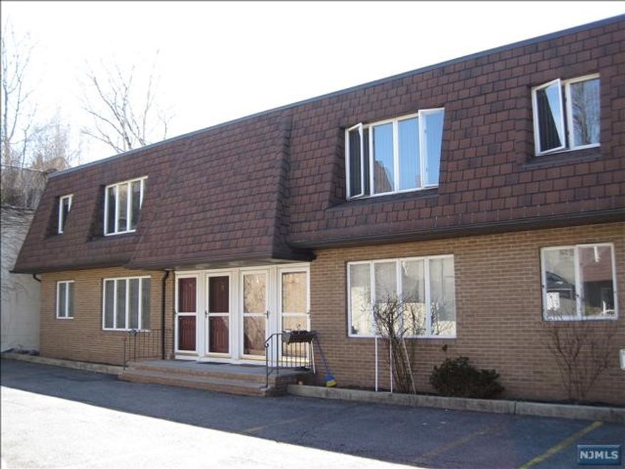 GREAT 1ST FLOOR CONDO, LR, EIK, 2 LARGE BEDROOMS WITH WALL-TO-WALL CLOSETS,BASEMENT LAUNDRY, 2 ASSIGNED PARKING SPACES IN FRONT OF UNIT, WALK TO NYC BUSES AND SHOPPING CENTER