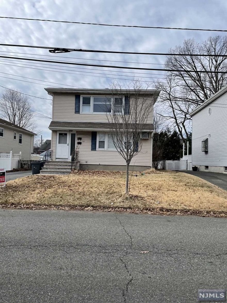 NICE SIZED 2ND FLOOR HOME*HARD WOOD FLOORS*LAUNDRY HOOK UPS AND 1 STORAGE ROOM IN THE BASEMENT*DINING/LIVING ROOM l*EIK W/DW*ON STREET PARKING*FIRST $150 IN REPAIR RESPONSIBILITY OF TENANT*NO SMOKING/PETS DONT EVEN ASK*TENANT INSURANCE REQUIRED*GOOD CREDIT AND STRONG WORK HISTORY A MUST.
