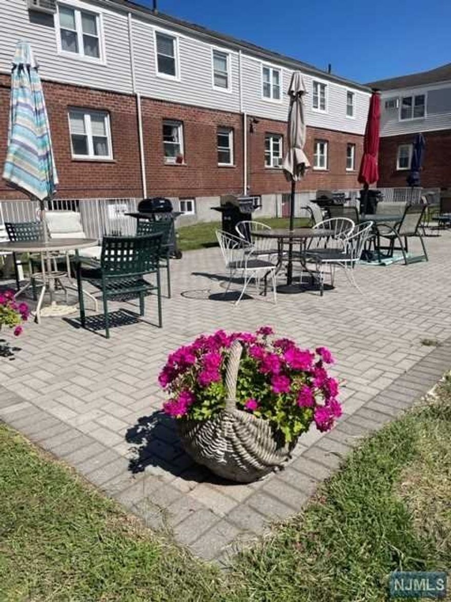 Bright & airy corner studio unit on 1st fl w/separate dressing or BR area. Updated kitchenette & bath. Unassigned parking for 1 car, and street parking available. Laundry just steps away in basement of next building. Close to NYC bus and park. Subject to Board Approval. $100 Move In/Out Fee.