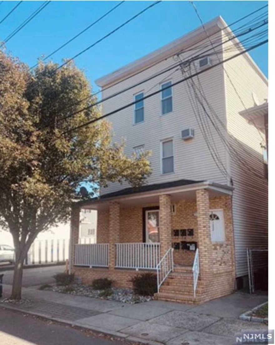 Very nice and clean , freshly painted studio apartment on the 2nd floor of a multifamily home in a great East Rutherford area. Convenient to NYC Bus and Rutherford NYC Train! One parking space included on the side of the driveway. Landlord requires Credit check, rental application and proof of ability to pay rent.