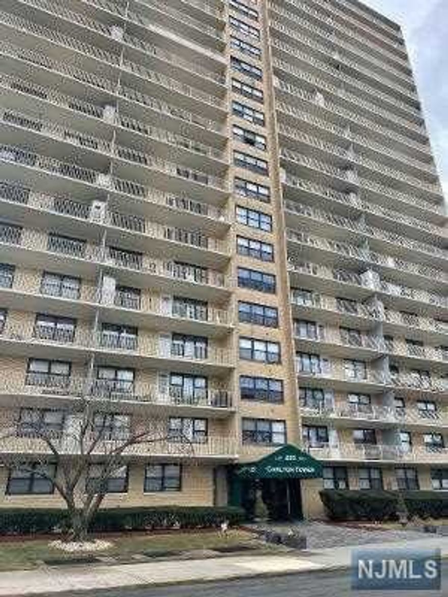 Lovely studio on the 6th floor of this luxury high rise building in Passaic Park. Move in ready sunny and bright unit with 24 hour doorman, outdoor swimming pool . NYC bus stop at the corner and train station blocks away makes for an easy commute to NYC.