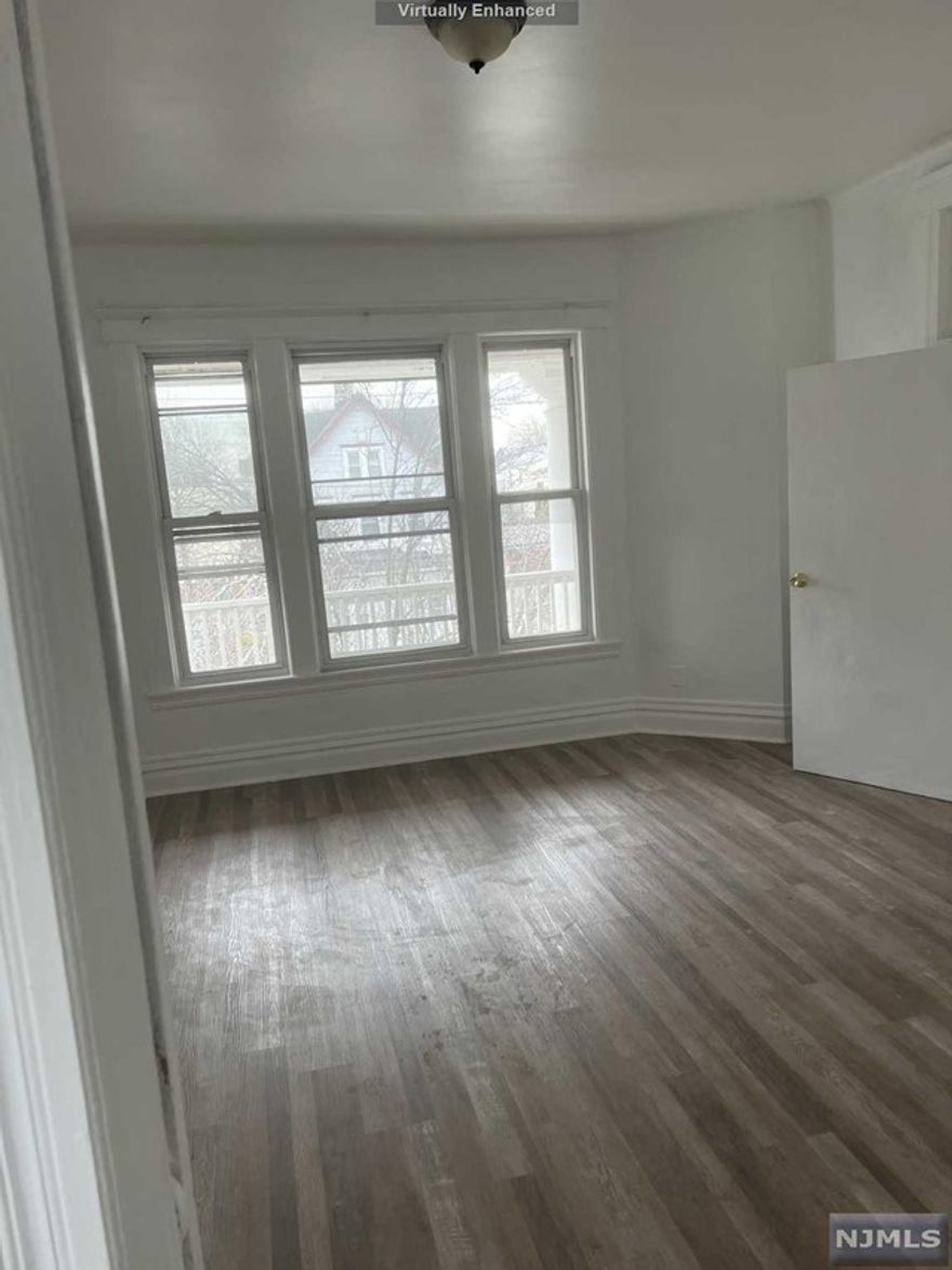 Well located Huge 4 beds apartment plus bonus room on a second floor, kitchen, living room, dining room.