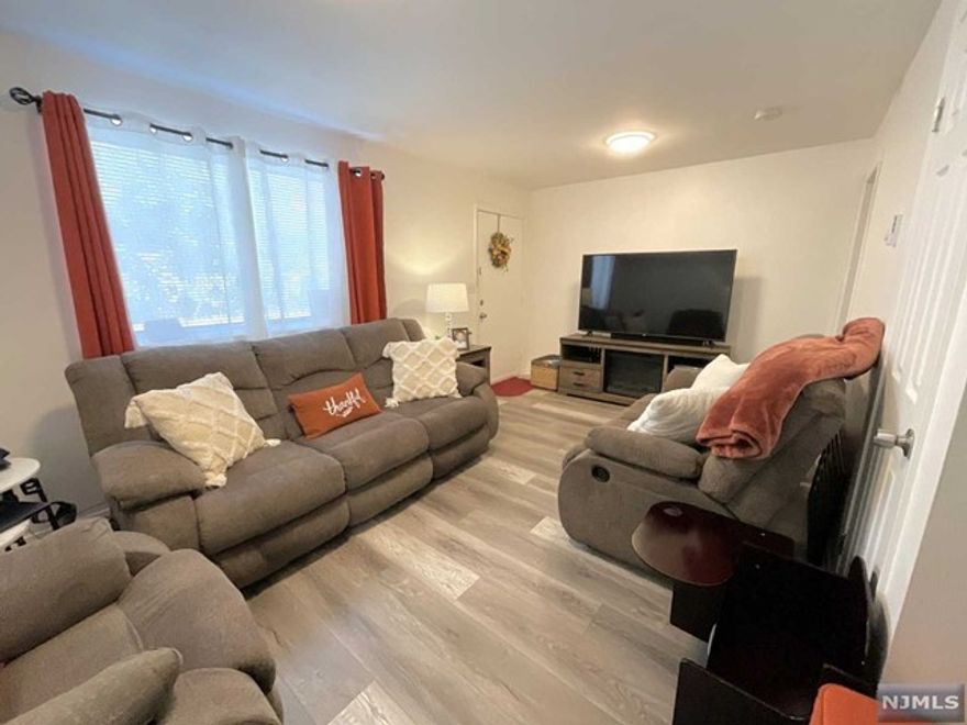 Renovated 1 bedroom apartment on a residential block near shopping, public transportation, and parks. This apartment has been completely remodeled with modern finishes, new appliances. It offers a grade level entrance through the back with no stairs. It also offers a spacious living room, a king size bedroom, and plenty of closet space. Proof of employment or ability to pay rent, owner interview, and full credit report are required.