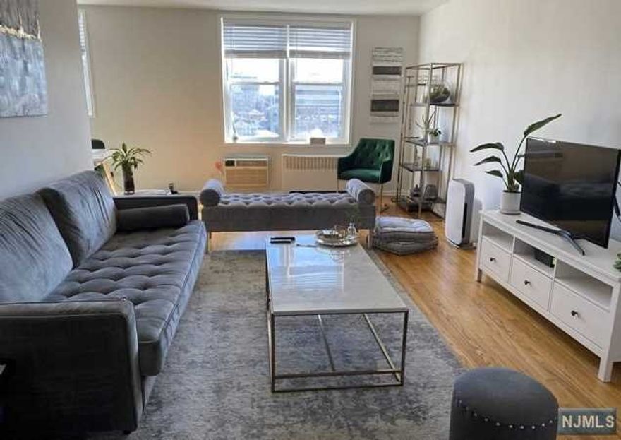 MUST SEE VERY SPACIOUS ONE BEDROOM BRIGHT APARTMENT. BRAND NEW KITCHEN AND BATHROOM. NEW STAINLESS APPLIANCESAND QUARTZ COUNTERTOP. CONVENIENT LOCATION TO PUBLIC TRANSPORTATION TO NYC, SHOPPING, RESTURANT AND SCHOOL.