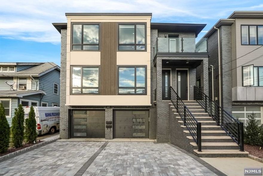 WELCOME TO THIS BRAND NEW OVERSIZED FLAT UNIT. MODERN OPEN LAYOUT WITH LOTS OF NATURAL LIGHTS/SOUTH EXPOSURE. HIGH-END MATERIAL USED. GORGEOUS HARDWOOD FLOORS THROUGHOUT THE HOUSE. CUSTOM KITCHEN WITH LARGE ISLAND. CALIFORNIA CLOSET SYSTEM IN ALL CLOSETS. EXTENSIVE CUSTOM MOLDINGS USED.CLOSE TO NYC BUS STOP AND SHOPPING AREA.