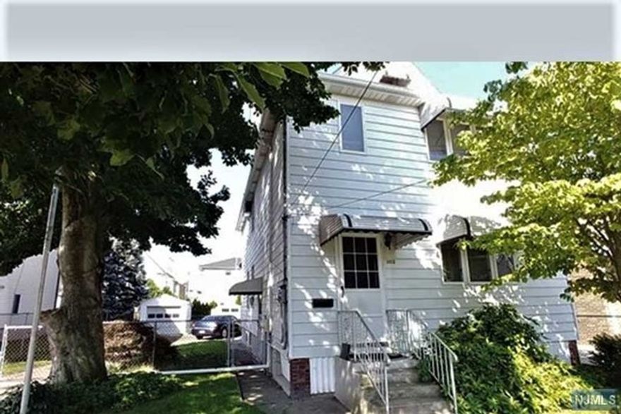 Beautiful 2 Bedroom apartment in two family home located in the heart of Wallington. Shared laundry in basement. Walk to Wallington Memorial Park known for it's playground, basketball courts, lake, and dog park. Close to shopping, NYC transportation including the Wesmont Train Station, and many local restaurants to choose from. Landlord is a licensed realtor.