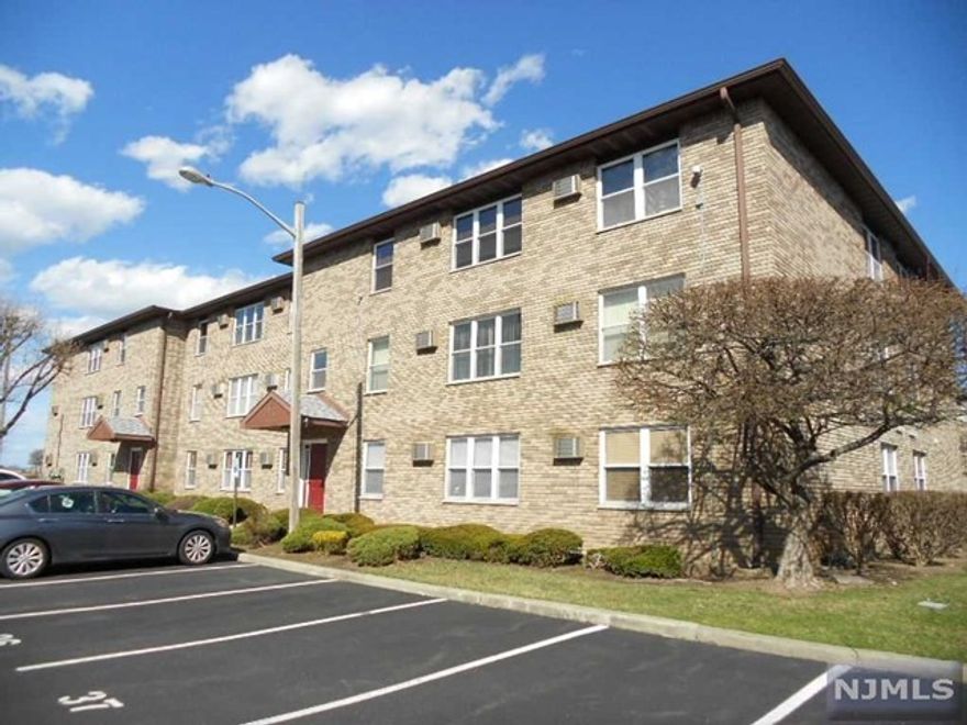 RIVERVIEW GARDENS CONDO COMPLEX - 1 BEDROOM 1 FULL BATH CONDO FOR RENT - 883 SQ FT - TENANT PAYS OWN GAS AND ELECTRIC - 1 ASSIGNED PARKING SPACE - Application and credit check and landlord interview required - Available Sept 15th - or sooner.