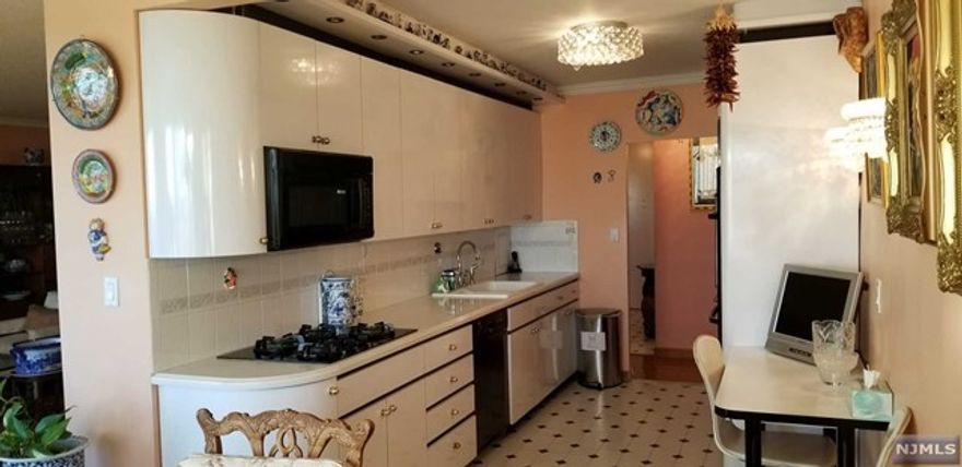 SPRAWLING 2100 SQ. FT. + HIGH FLOOR SUN DRENCHED APARTMENT WITH SOUTH HUDSON RIVER & SUNSET VIEWS AND TWO BALCONIES ONE ENCLOSED!!! LIVING ROOM AND MASTER BEDROOM WITH BALCONY ACCESS. BOSCH & VIKING APPLIANCES! BEAUTIFUL HARDWOOD FLOORS THROUGHOUT. MONTHLY FEE INCLUDES TAXES, ASSOC. FEE, ELECTRIC, HEAT, WATER & GAS AND IS APPROXIMATEL 50-55% TAX DEDUCTIBLE AT YEAR END. MOTIVATED SELLER.