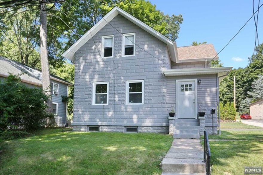 COME AND VIEW THIS SPACIOUS AND COMPLETELY RENOVATED 3/4 BEDROOM, 2 FULL BATH, CUSTOM COLONIAL STYLE HOME. NO PETS!!!! AVAIL IMMEDIATELY. ENTER INTO THE ENTRY/MUD RM, LIVING RM, DINING RM, MODERN EAT IN KITCHEN, LAUNDRY RM, FBTH, DEN/4TH.BEDROOM. THE 2ND.FLOOR OFFERS 3 FULL BEDROOMS AND A HALLWAY FULL BATH. THE FULL BASEMENT IS UNFINISHED AND OFFERS PLENTY OF STORAGE SPACE. TENANTS RESPONSIBLE FOR ALL UTILITIES, LANDSCAPING AND SNOW REMOVAL. IN CLOSE PROXIMITY TO SCHOOLS, SHOPPING AND NYC PUBLIC TRANSPORTATION. LARGE DRIVEWAY PARKING ONLY FITS 4 CARS!!