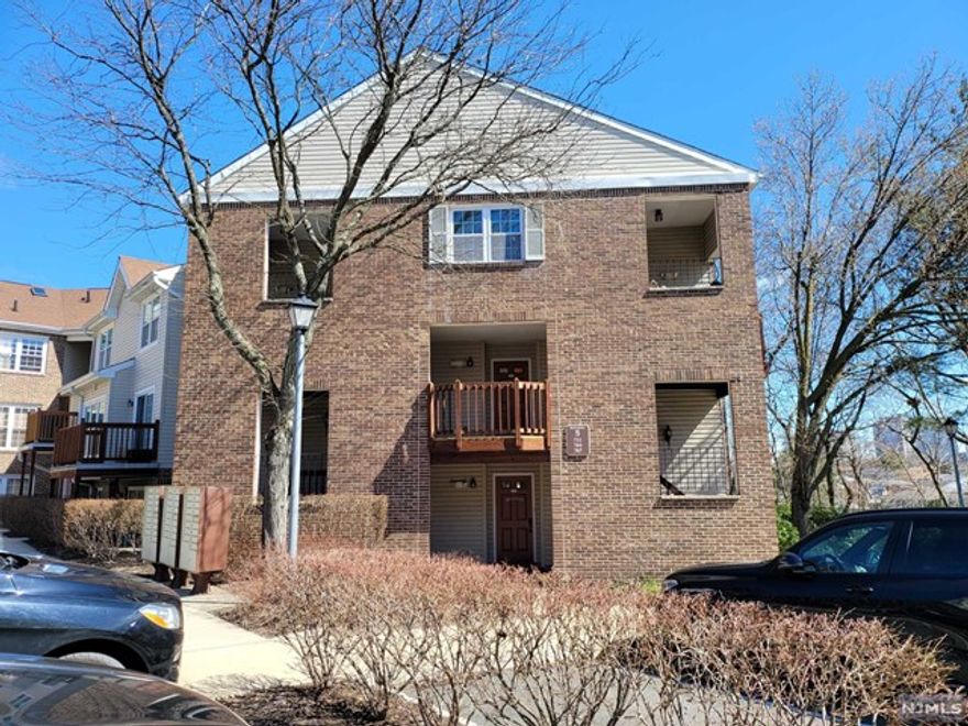 Westgate, Carlyle Model, 1,015 Sq. Ft. 2nd Floor. Wall to wall brand new carpet. 2 Bed and 1 Bath. New painting. Washer and Dryer in unit. 1 Designated Parking Space and Extra Guest Parking spaces. Gated Community, 24 hour Gateman, Indoor Pool and Gym and Party Room. #2 Grammar School. Near to Trans, School and Shopping. No pet allowed. Thanks