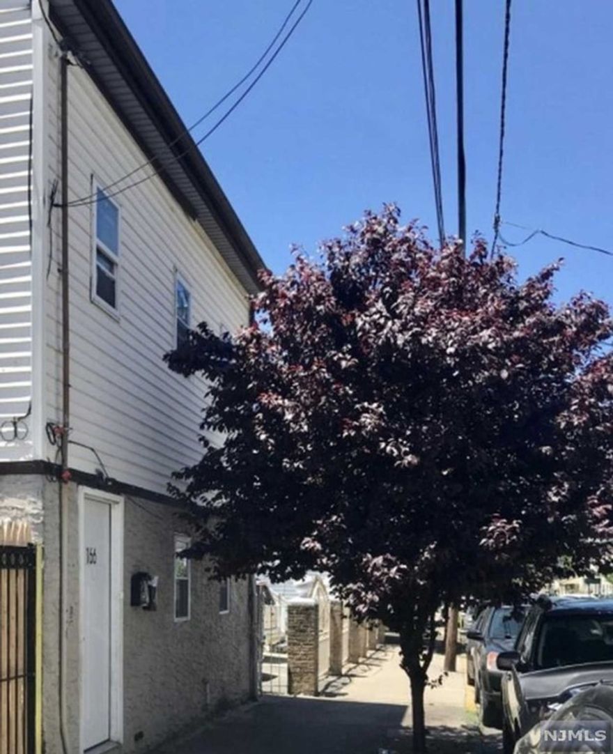 Move-in ready 3bedroom apartment, small eat-in kitchen, large Living room & Bath