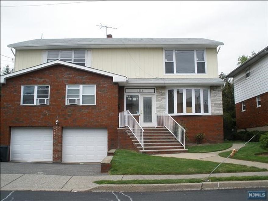 GREAT 2ND FLOOR UNIT IN A GREAT NEIGHBORHOOD IN FORT LEE, BEAUTIFUL NEW KITCHEN, NEW BATH, HARDWOOD FLOORS, SUNNY AND BRIGHT, NEAR PRIME AREA, NEAR FORT LEE RACQUET TENNIS CLUB, RECREATION CENTER, PARK, SCHOOL, CREDIT CK. AND REFERENCES, EMPLOYMENT INFORMATION RERQUIRED.