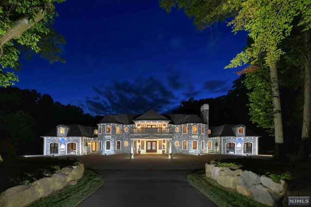 105 Chestnut Ridge, Saddle River, New Jersey - 6 Bedrooms  
8 Bathrooms  
28 Rooms - 