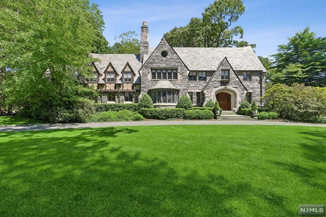 21 Stonebridge Road, Montclair, New Jersey - 6 Bedrooms  
6 Bathrooms  
11 Rooms - 