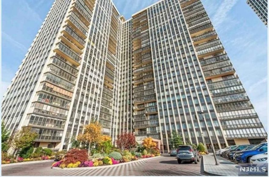 Beautiful view of the river. Has plenty of closet space. Basic Cable & WiFi are included. Unit comes with storage. 1 car parking available for $75 or tandem for $125 monthly. Easy access to NYC transit via bus or ferry nearby. Close to local shops, restaurants, night life, and parks. New exercise room under construction.