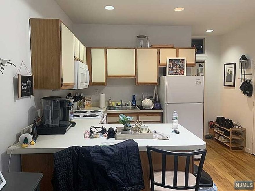 Great Condo Studio located in downtown Hoboken. Unit features hardwood floors, Skylight, small sleeping alcove, & so much more! Building also features a common roof top patio & laundry room. Close proximity to fine dining, NYC transportation, shopping, supermarkets, Gym & Parks. Will not last.