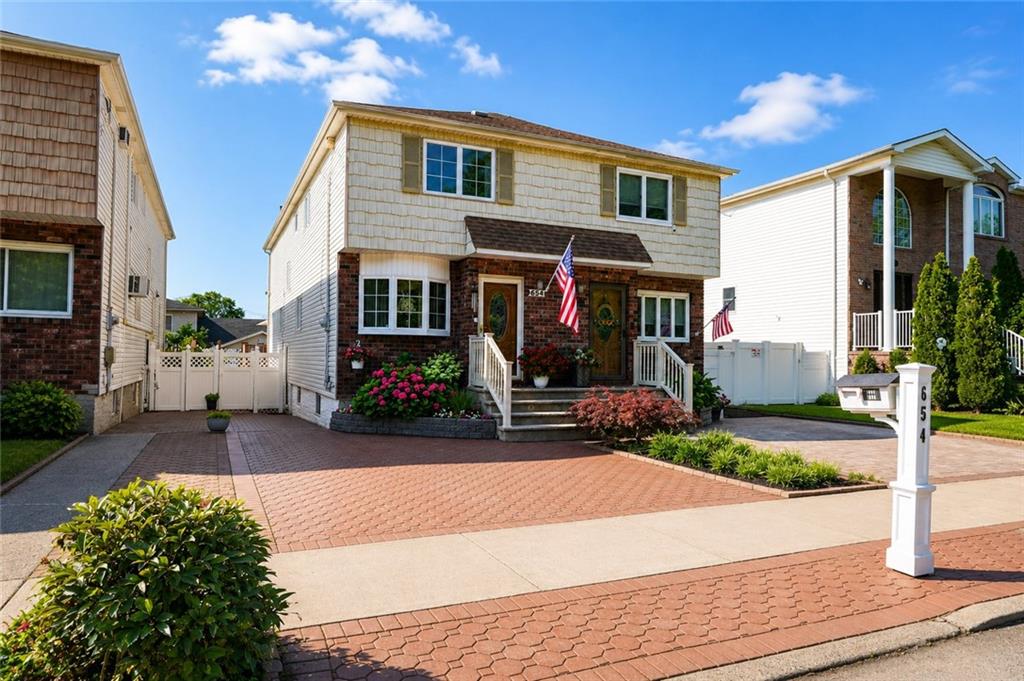 Photo of 654 Ramona Avenue, Staten Island, NY 10309 (MLS # 503132)