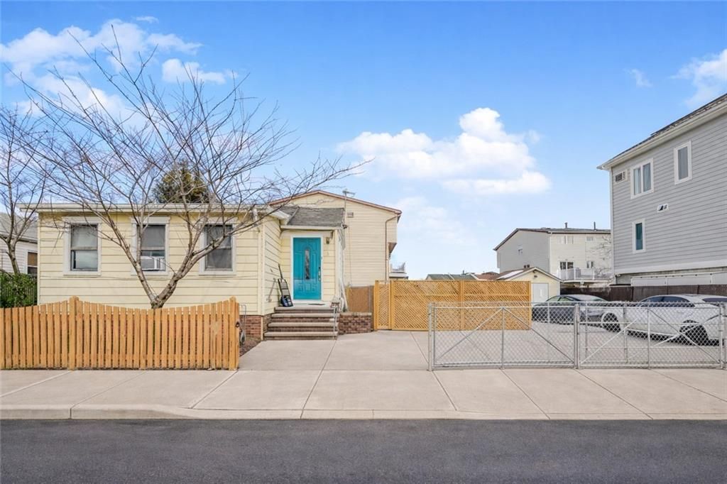 Photo of 5 Milbank Road, Staten Island, NY 10306 (MLS # 499384)