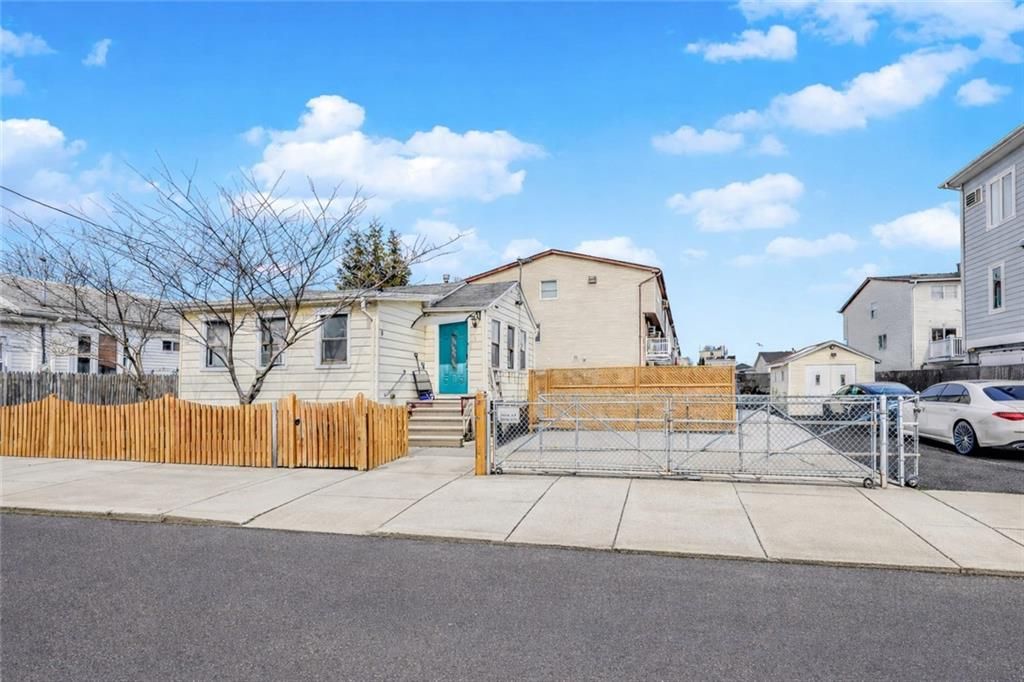 Photo of 5 Milbank Road, Staten Island, NY 10306 (MLS # 499384)