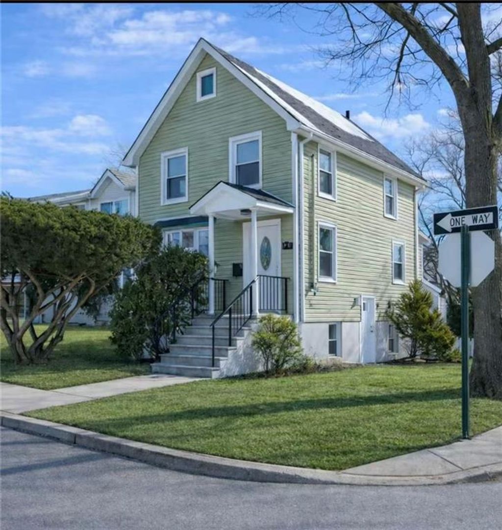 Photo of 132 Dewey Avenue, Staten Island, NY 10308 (MLS # 498733)