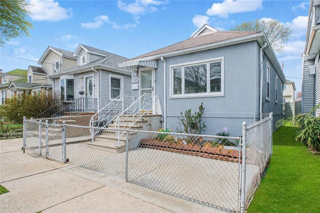 Photo of 369 Grimsby Street, Staten Island, NY 10306 (MLS # 500294)