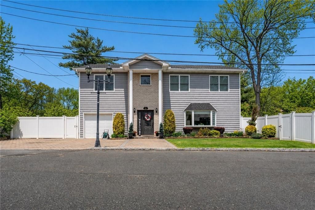 Photo of 305 Woodvale Avenue, Staten Island, NY 10309 (MLS # 500822)